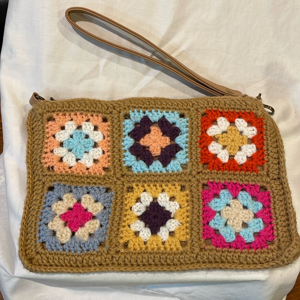 CROCHET CLUTCH WRISTLET
